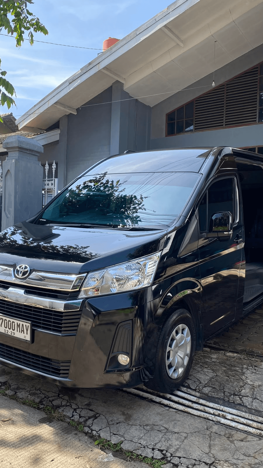 Toyota Hiace Premio - 1